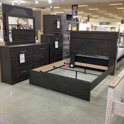 Belachime Queen Panel Bed with Mirrored Dresser and Nightstand Set