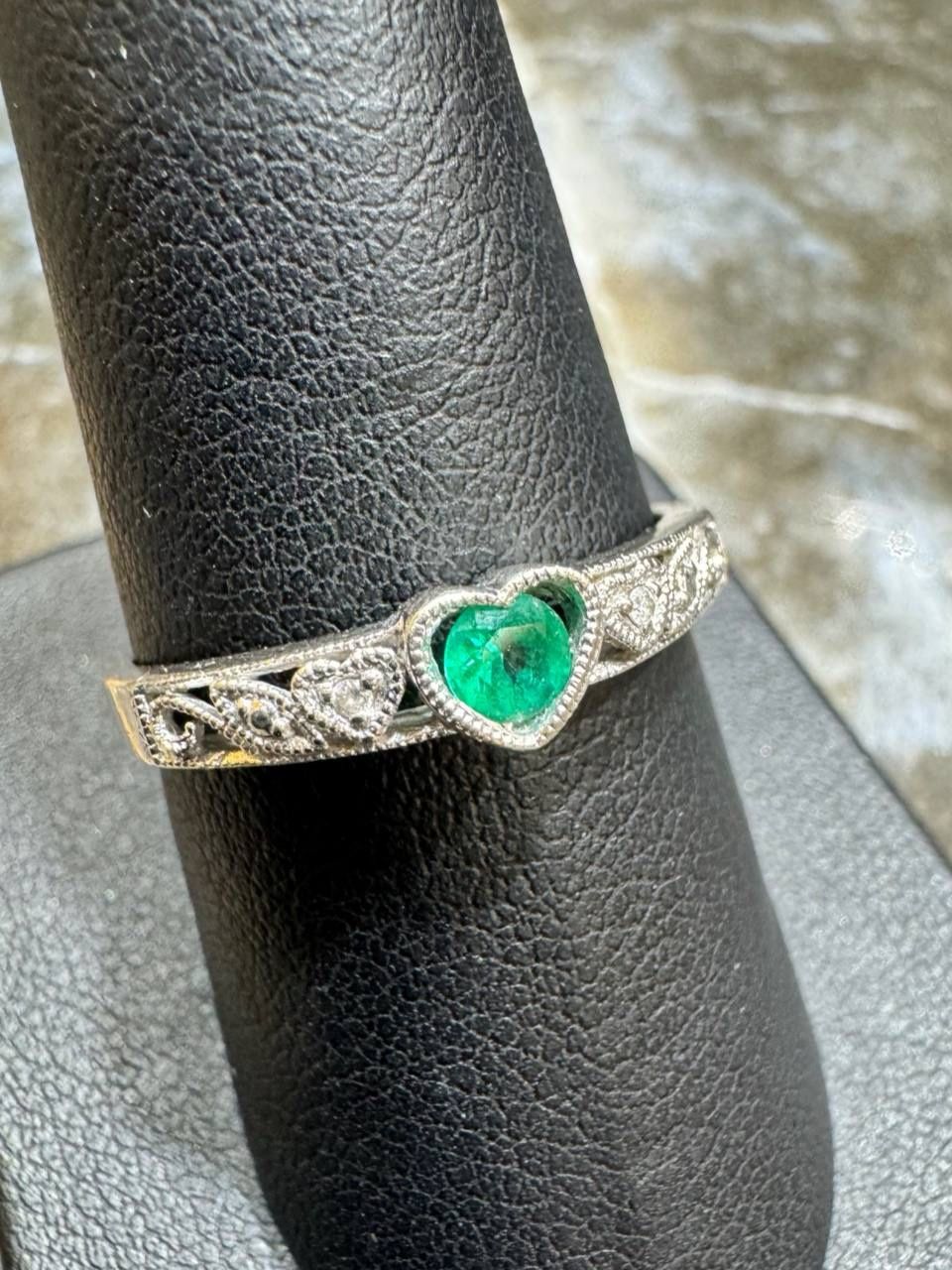 10K white Gold Emerald Diamond Heart Ring EUC