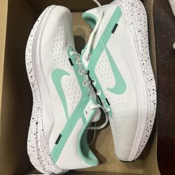 Women’s Nike Shoes .new In Box .originally $95 Asking $80 Or Best Reasonable Offer 
