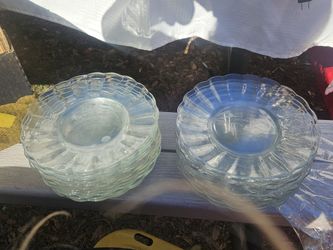 22 9inch plates in excellent condition 