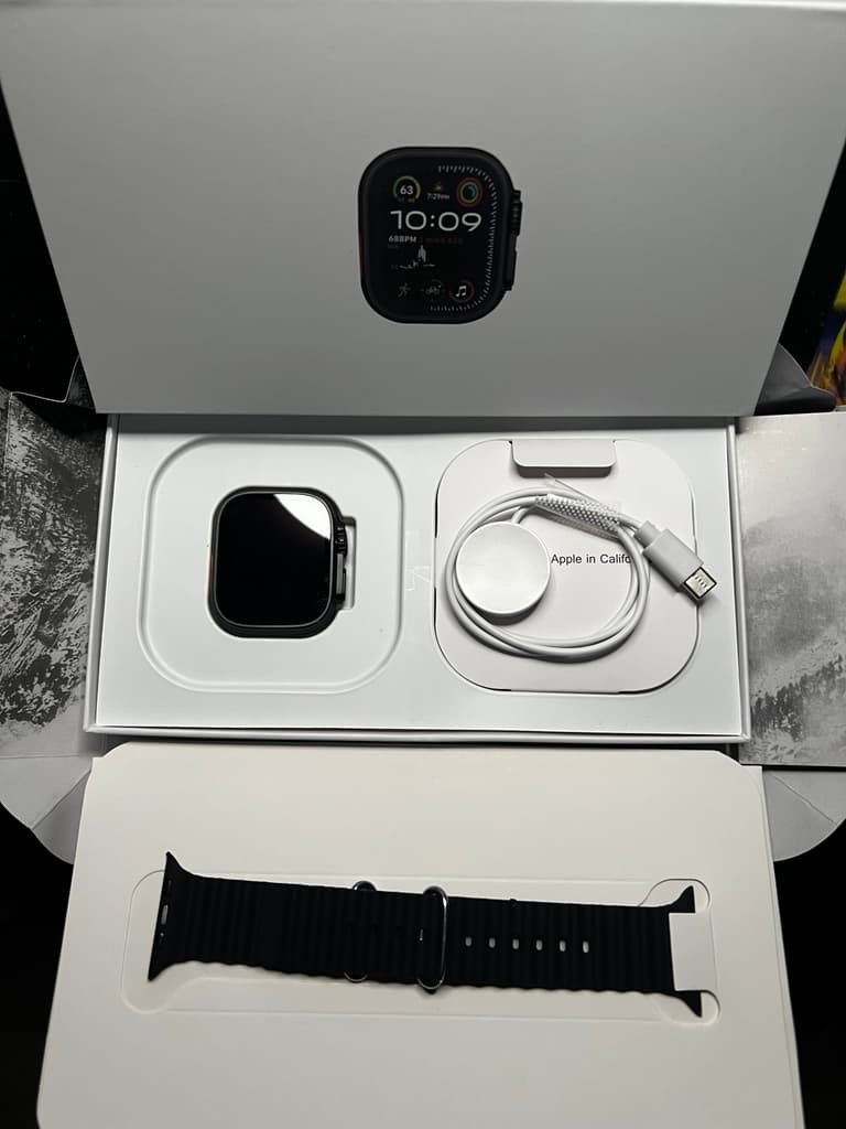 Apple Watch Ultra 2 49mm titanium case black ocean band
