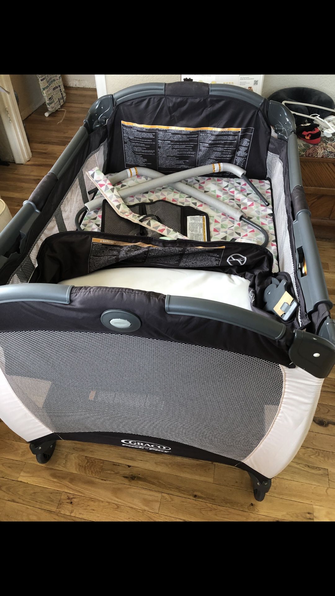 Beautiful graco pack n play with bassinet and changing table
