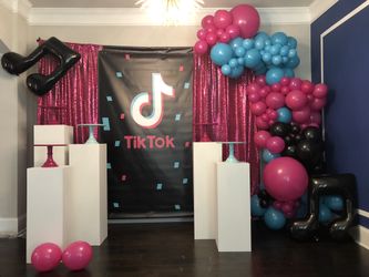 Tik Tok Party balloons and backdrops