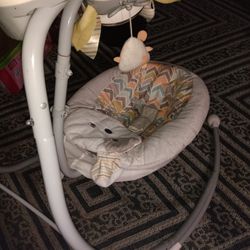 FISHER PRICE INFANT SWING WITH MOBILE