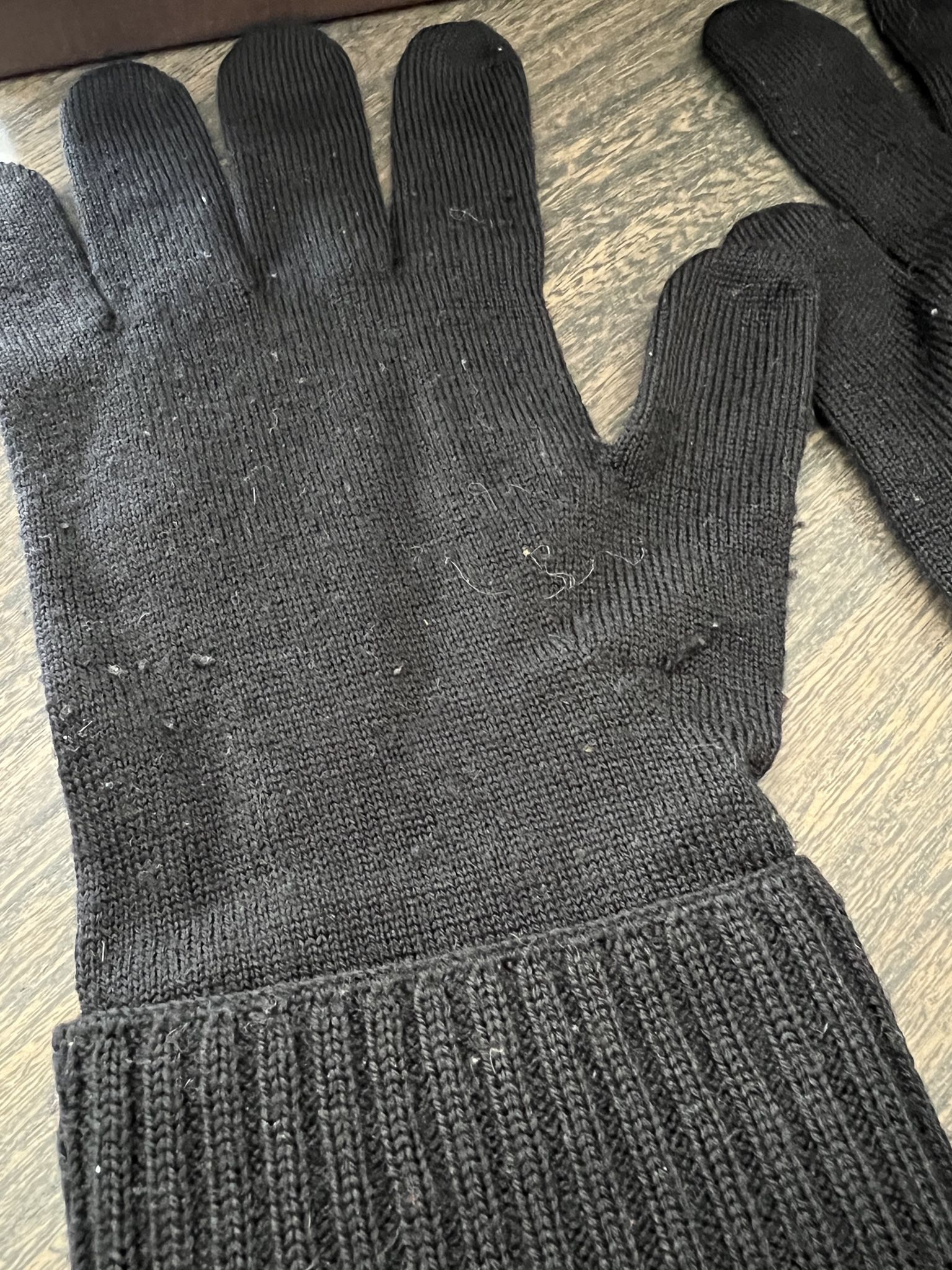 Louis Vuitton Grey Wool Patterned Knit Gloves – Boutique LUC.S