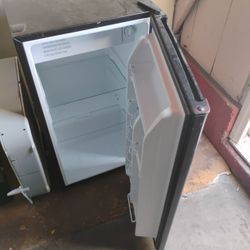 Mini Fridge 40dollars