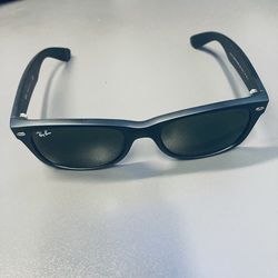 Authentic Ray-Ban New Wayfarer Classic Sunglasses - RB2132 622 - Size 52mm - Excellent Condition Brand: Ray-Ban (Made in Italy) Model: RB2132 New Wayf