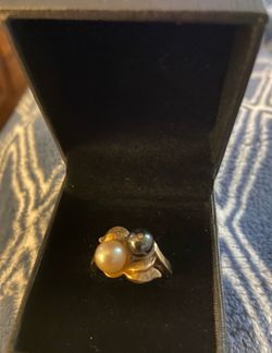 Women’s size 8 ring 10 k
