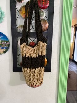 Es un bolso hecho a mano para la playa