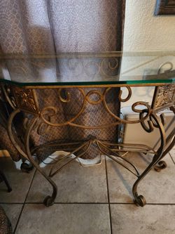 HOME DECOR MESA DE METAL CON VIDRIO USADA