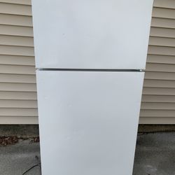 Hotpoint white refrigerator 61”x28”x28” work great! No side shelves