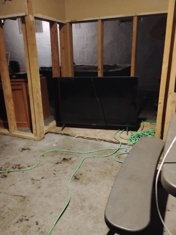 Tv Does Not Work But It Does Turn On With One Line Thow The Screen Pick Up Or Cash App Or Cash