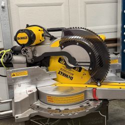 DeWalt DWS779 Compound Miter Saw