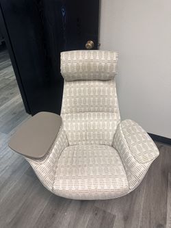 Modern Lounge Chair With Swivel Tray Table