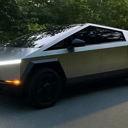 Tesla Cybertruck AWD 2025