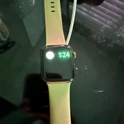 Apple Watch Series 4 (40MM) SEND ME AN OFFER