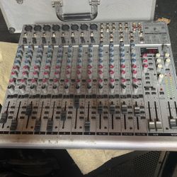 BEHRINGER EURORACK 16 Channels Wt Effects