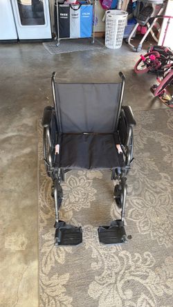 Medline Folding Wheelchair with Swing-Away Footrests – Excellent Condition