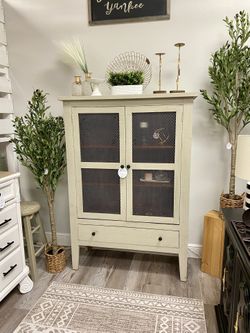 Vintage Style Display Cabinet/Pie Safe