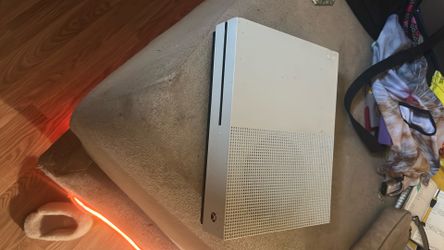 Xbox One S white in good condition