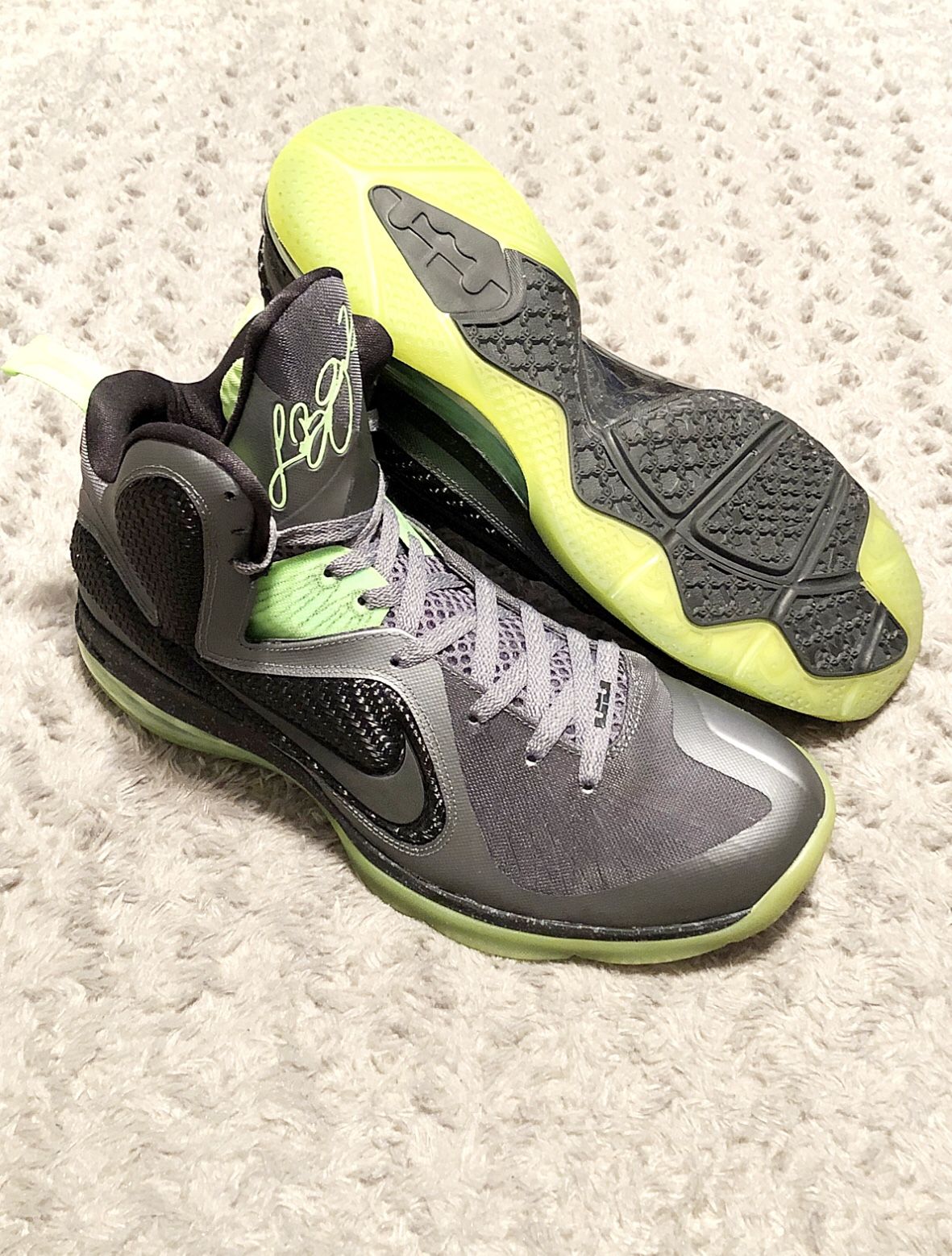 Lebron 9 Dunkman sneakers paid $250 size 13 Great condition! Only worn once. Release date 12/09/11 dark grey, black-volt.