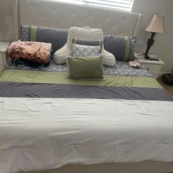 King Size Bed Frame + Mattress / Cama King Size + Colchón