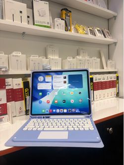 iPad Air 13 inch 128GB with pen and keyboard case