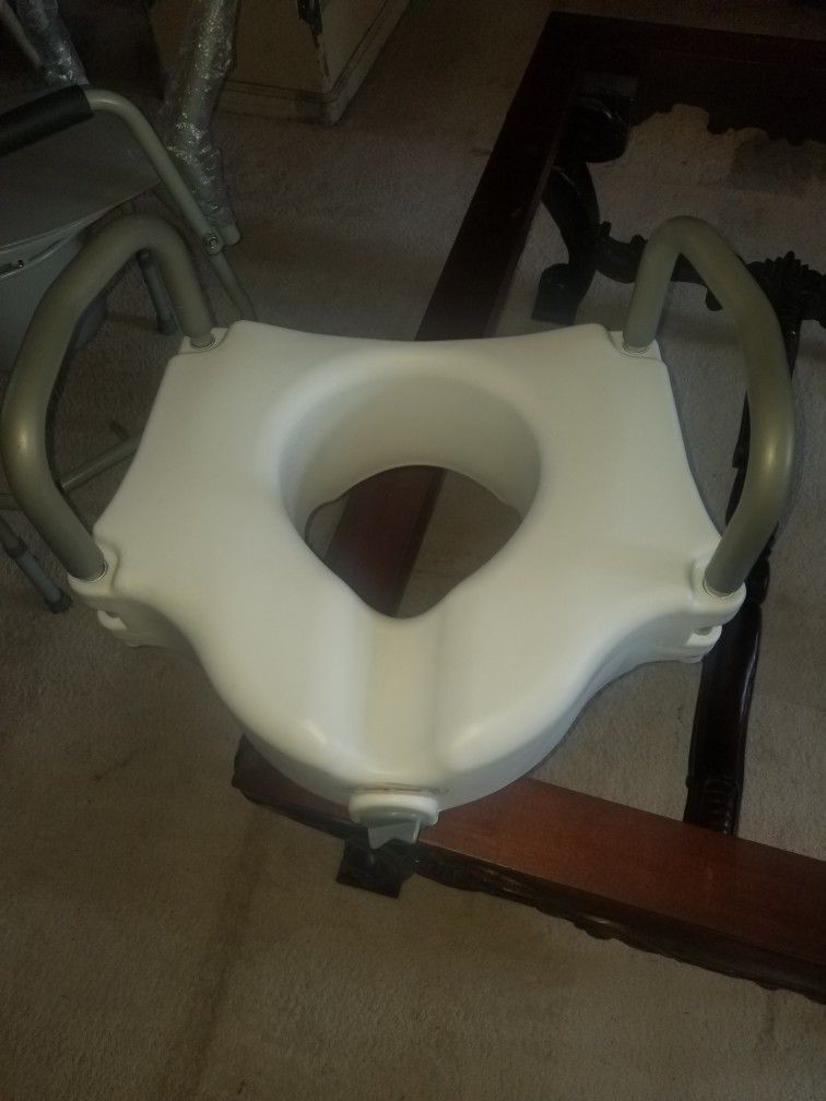 Drive Medical Elevated Toliet Seat With Removable Raised Arms.