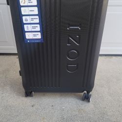 IZOD Lightweight 360 Dual Spinning Wheels Large 28" Luggage- Black