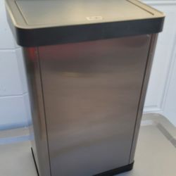 TRASH CAN GOOD CONDITION 