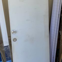 Puerta de metal mide 28" de larga x73" de alta $40