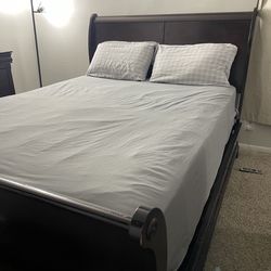 Queen size bed + dresser for sale 🔥