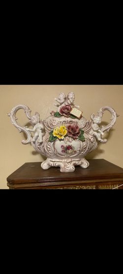 VERY BEAUTIFUL ELEGANT LARGE VASE WITH LID CAPADIMONTE ITALY BRAND NEW