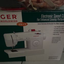 Singer Electric 17 Stitch Sewing Machine 