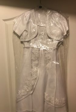 Es un vestido de bautizo una sola puesta size 7