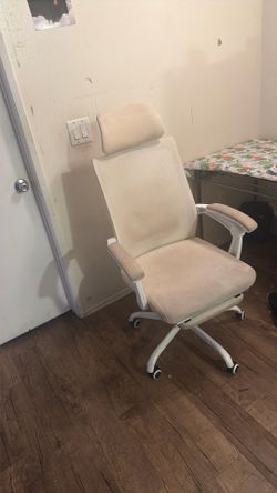 Relaxing desktop chair
