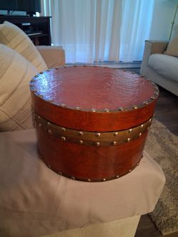 Vintage Round Wooden Box with hand painted lid and faux felt lining