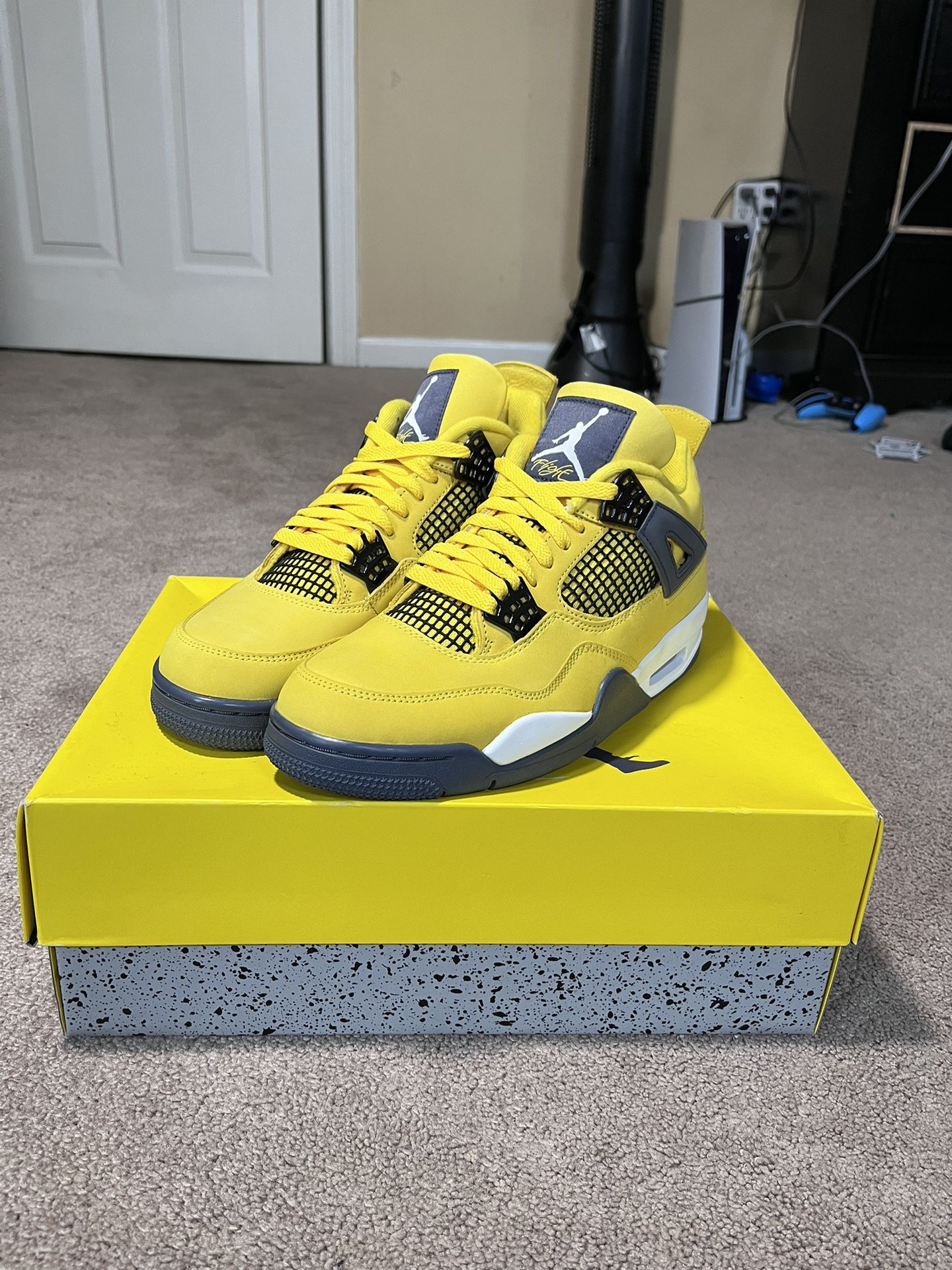 Size 9.5- Jordan 4 Lightning