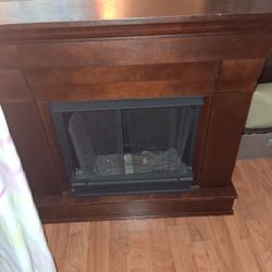 Chimenea Adorno. Cajonera Y Cama Queen