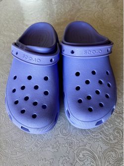 Women’s purple crocs (J5)