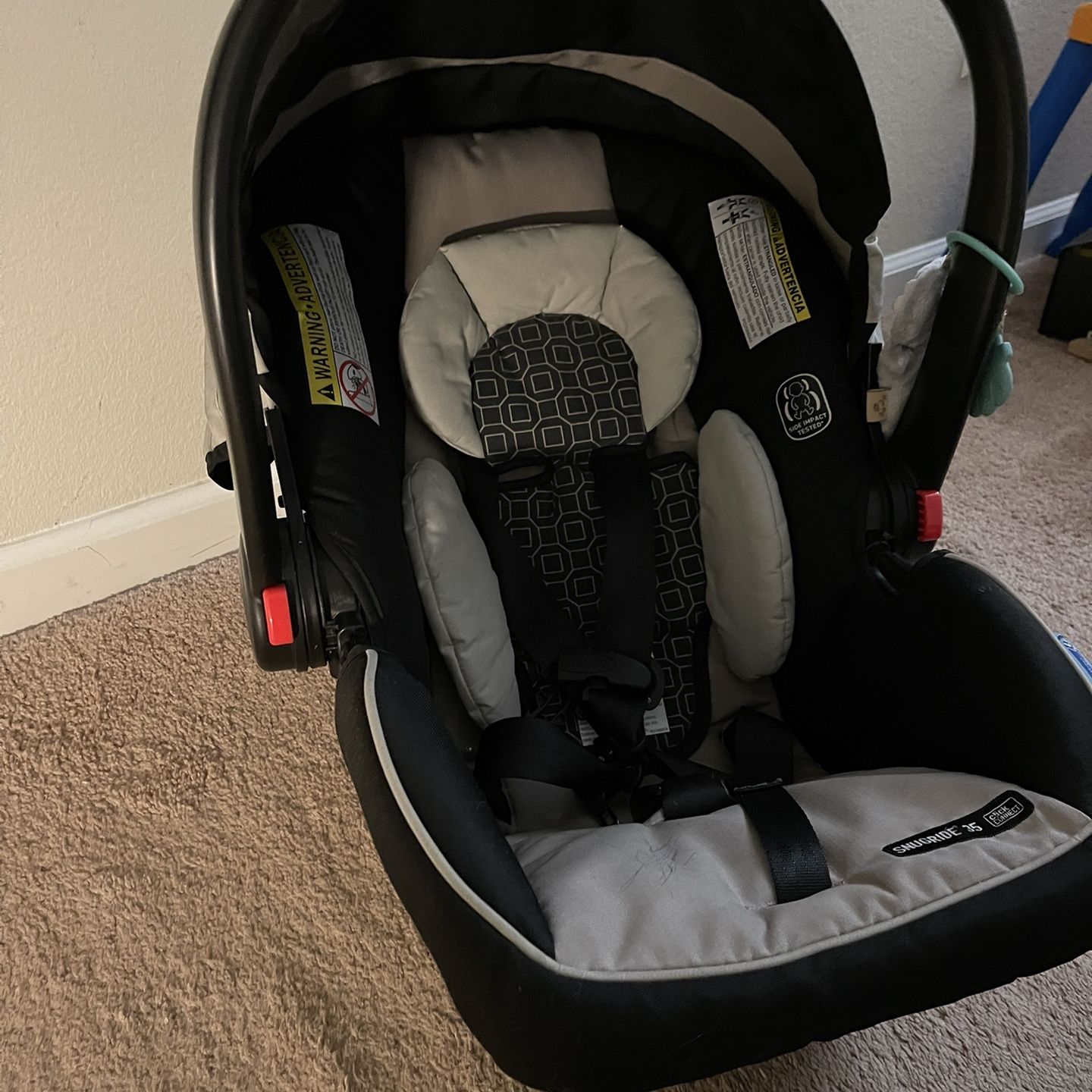 Graco Infant Car Seat With Base and Carrier