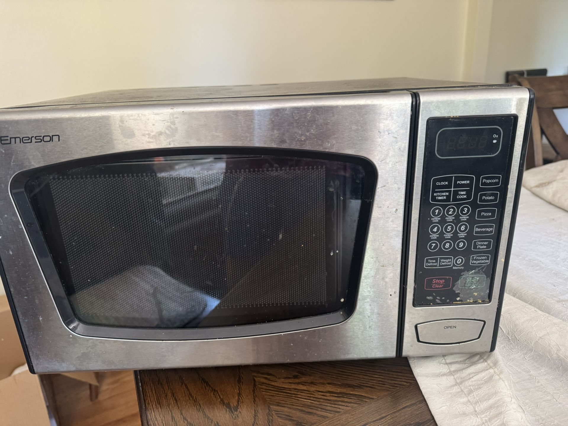 Emerson 0.9 Cubic Ft. 900watt Microwave Oven 
