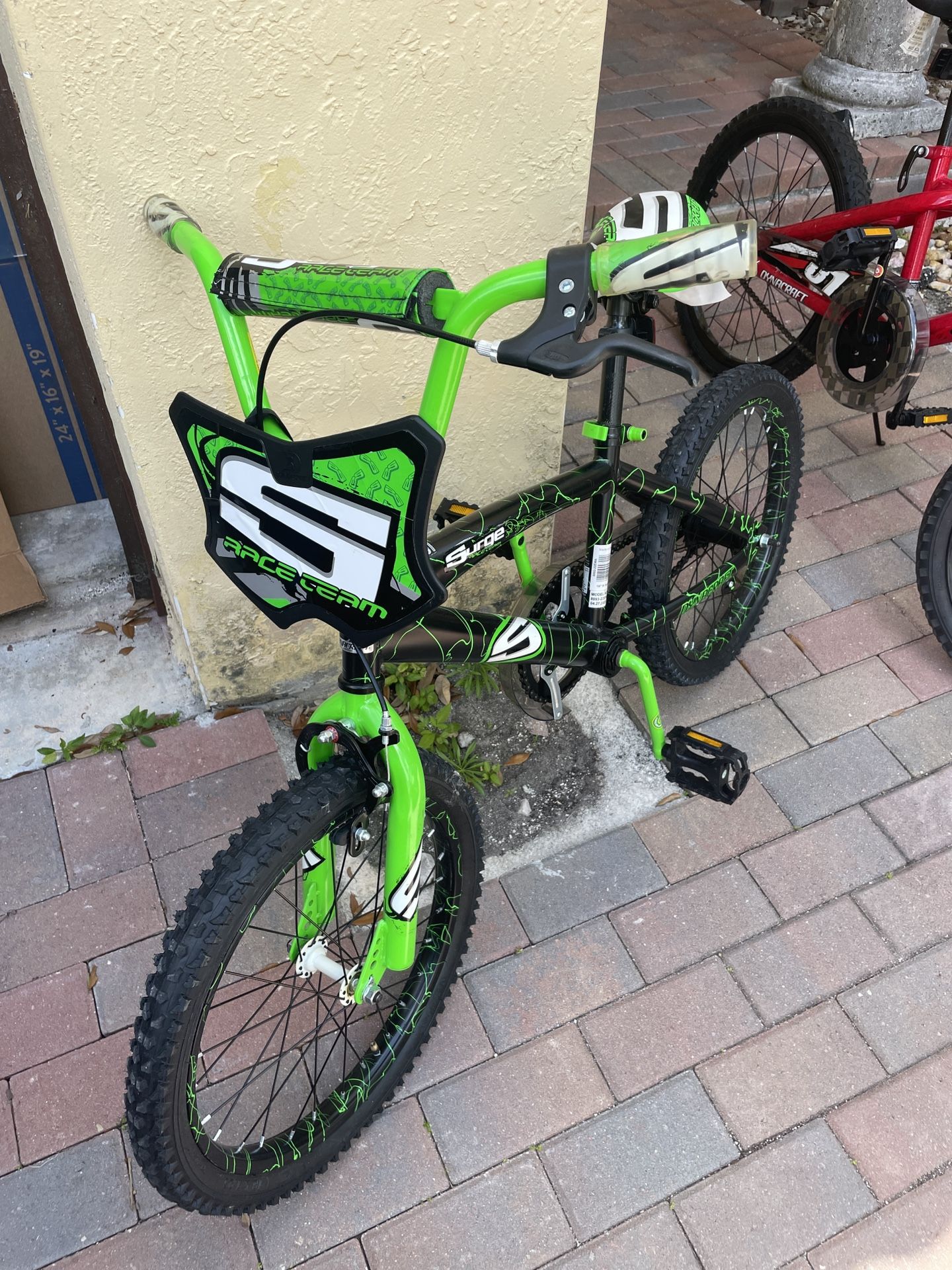 18" Dynacraft Surge Boys BMX Bike,  Age 6-9 Years,  with Helmet / Bicicleta Para Niños Con Casco