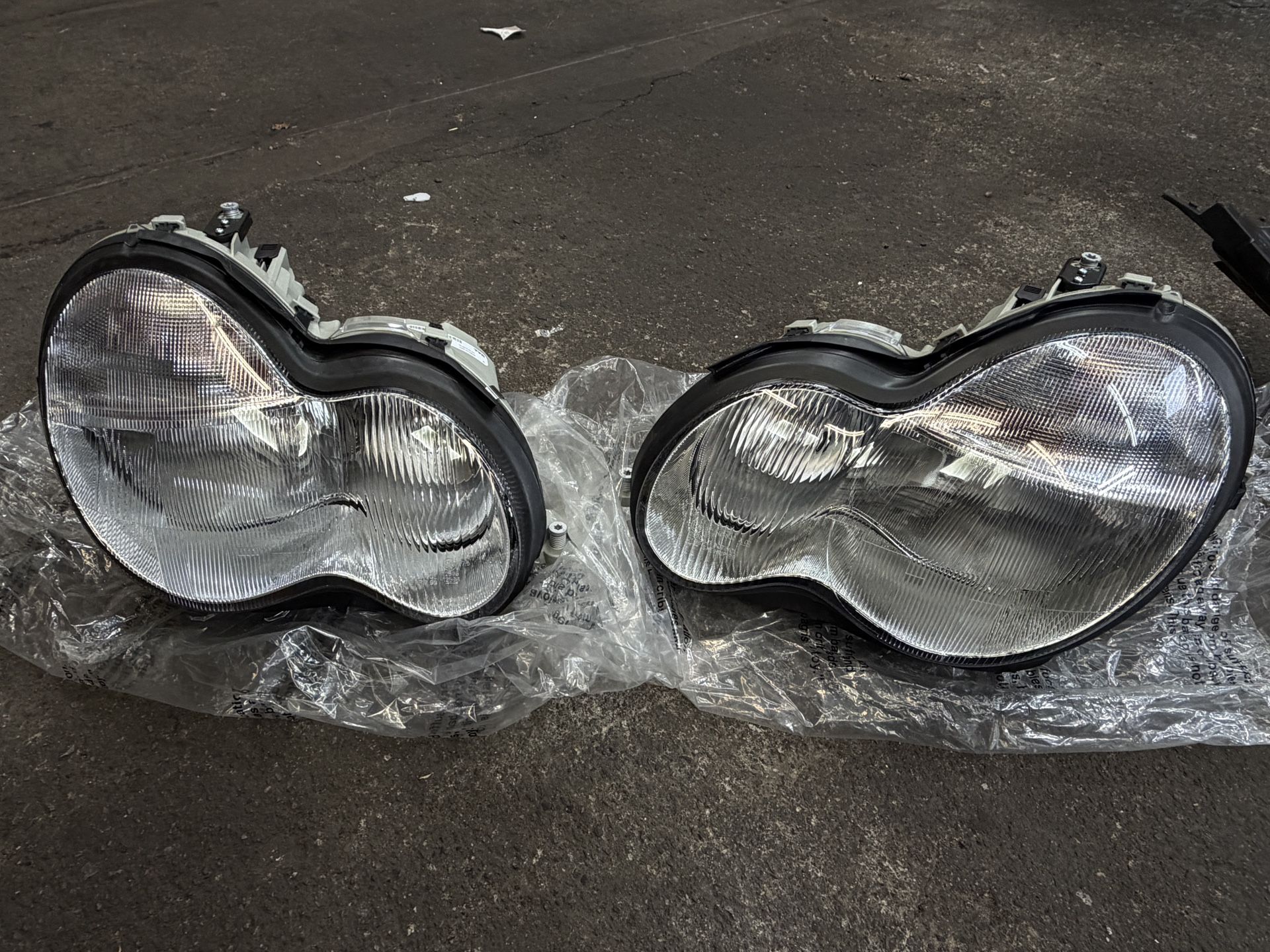 Mercedes-Benz C230 03-04 TYC Replacement Headlights TYC