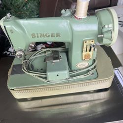 Vintage Singer Sewing Machine Green Portable 185J with Case 