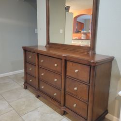 Dresser With Mirror 