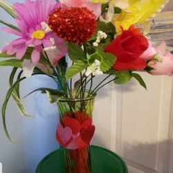 Beautiful green'ish unique glass vase with silk fabric flowers 

Please go to my page and see other items that I have listed thank you for your intere