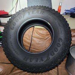 Good Year Tires Set Of 5 LT315/70R17 Tipe C