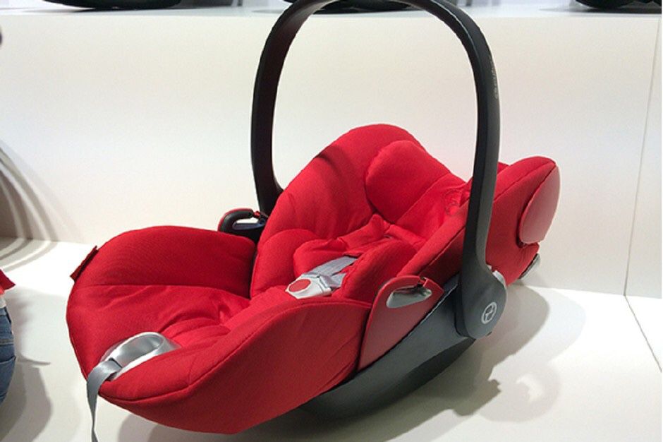 Cybex cloud Q infant car seat with base and cybex adapters, very good conditon, feels like a cloud, baby can lay flat on this!!