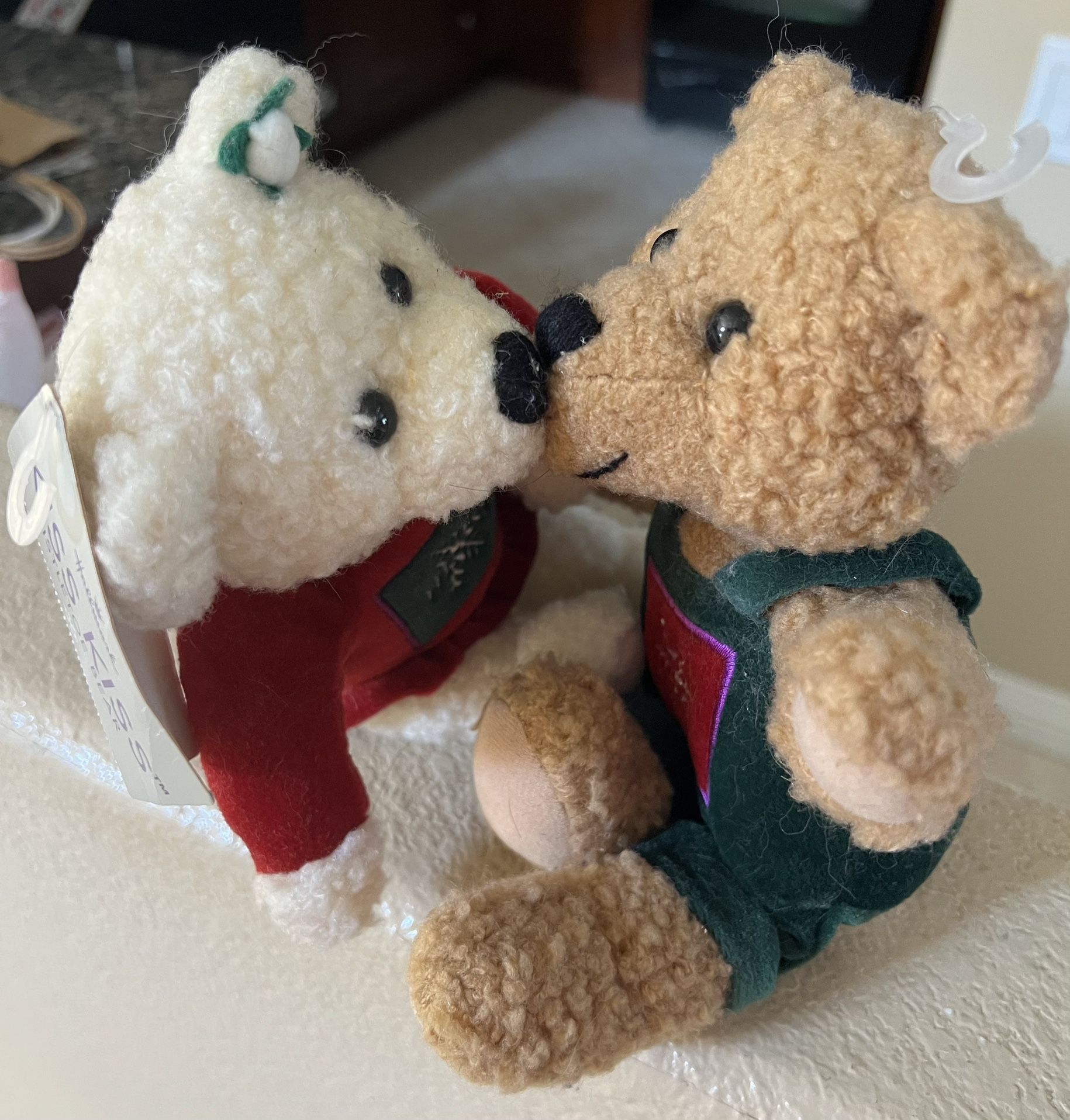 Hallmark Kiss Kiss Christmas Kissing Bears Plush NWT